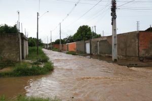 “Prejuízos materiais e risco à vida dos moradores”, diz Franzé sobre alagamentos em bairros de Teresina