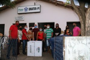 Franzé Silva entrega kits de irrigação do Emater para agricultores de Valença e Novo Oriente