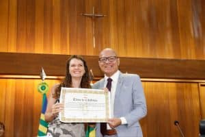 Franzé entrega título de cidadania piauiense a pesquisadora