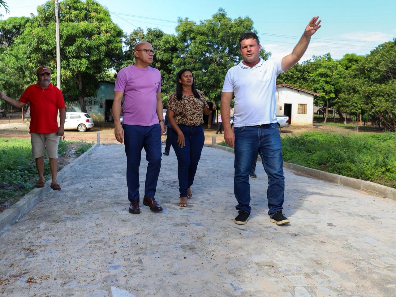 Deputado visita obra de calçamento na zona rural de Angical do Piauí