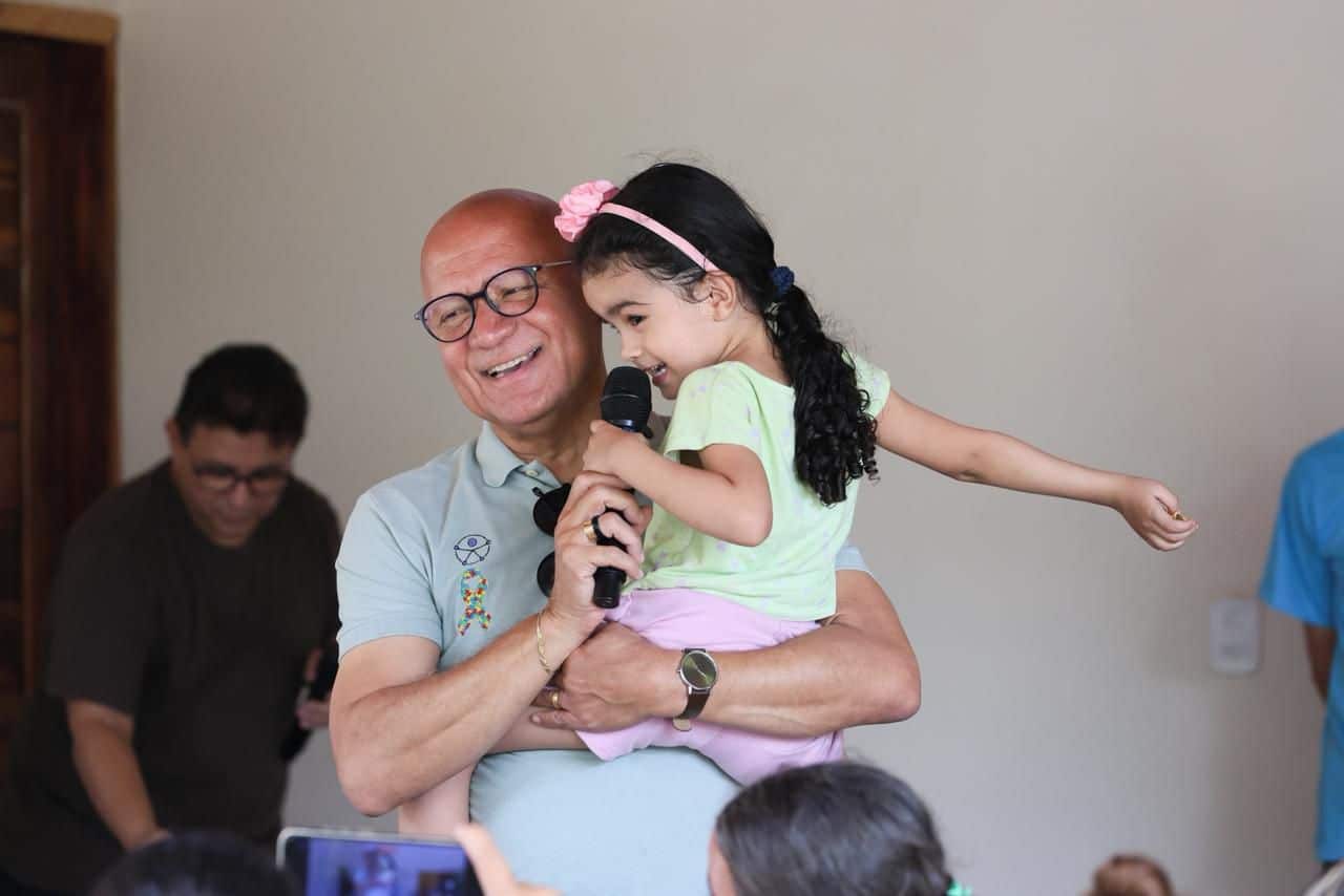 Deputado Franzé entrega laudos para crianças autistas em Buriti dos Lopes